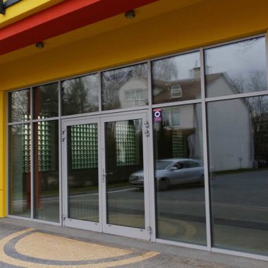 fasada drzwi aluminiowe Siedlce kolor srebrnym ral 9006