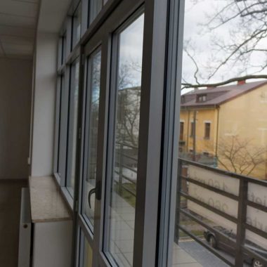 fasada drzwi aluminiowe siedlce kolor srebrny ral 9006 energooszczedny pakiet trzy szybowy