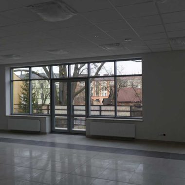 fasada drzwi aluminiowe siedlce kolor srebrny ral 9006 widok od wewnątrz